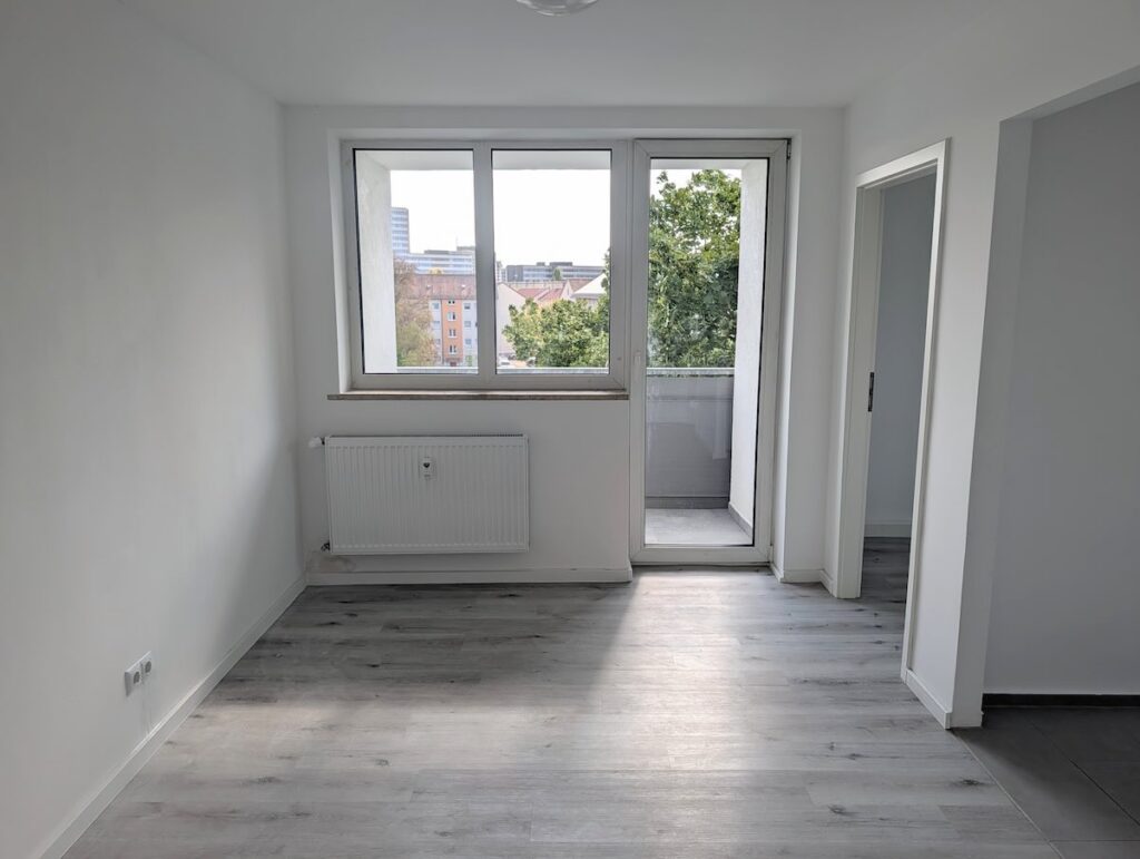 Helles Wohnzimmer Mit Zugang Zum Balkon, Modernen Vinylböden Und Aussicht in Nürnberg-zabo, Maderer Immobilien.