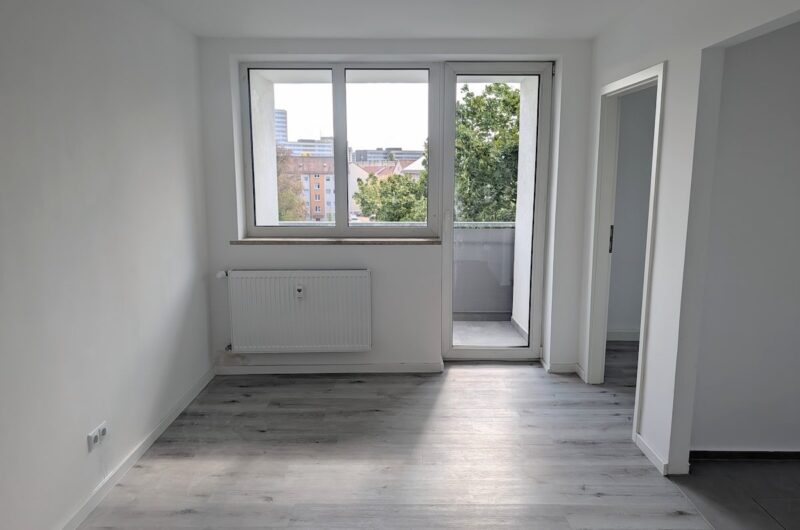 Helles Wohnzimmer mit Zugang zum Balkon, modernen Vinylböden und Aussicht in Nürnberg-Zabo, Maderer Immobilien.