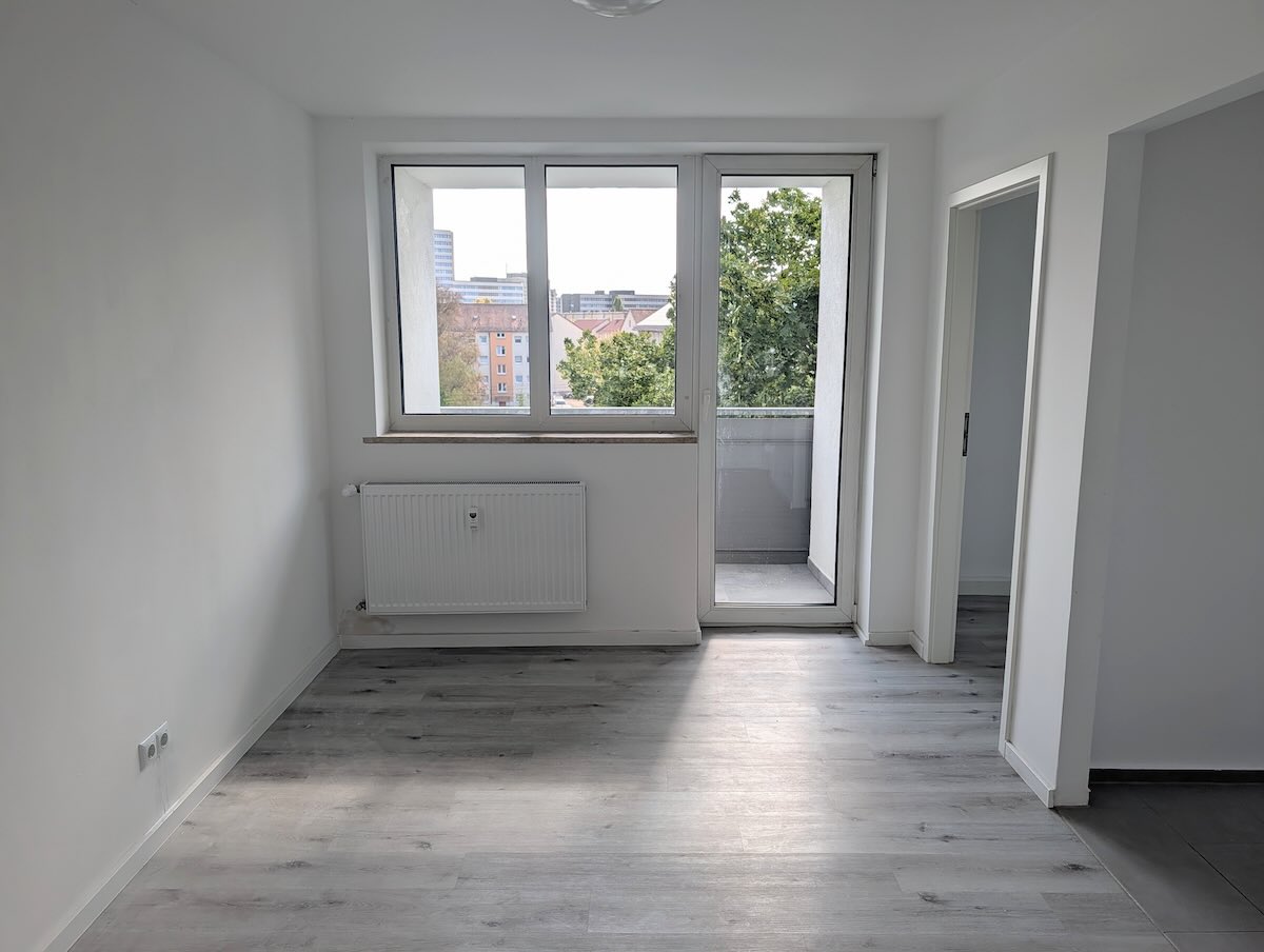Helles Wohnzimmer Mit Zugang Zum Balkon, Modernen Vinylböden Und Aussicht in Nürnberg-zabo, Maderer Immobilien.