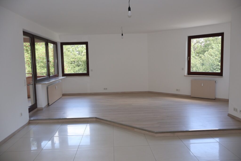 Großzügiges Helles Wohnzimmer Mit Fliesenboden Mietwohnung Nürnberg Rosenau