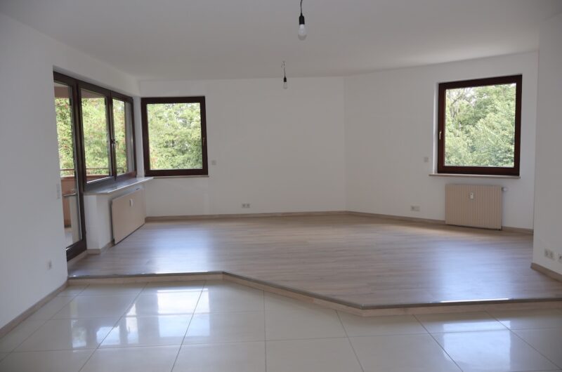 Großzügiges helles Wohnzimmer mit Fliesenboden Mietwohnung Nürnberg Rosenau