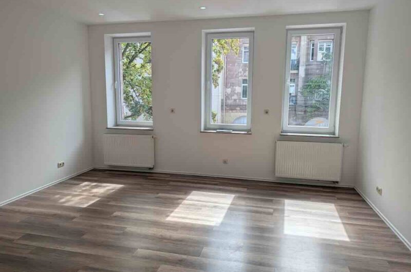 Lichtdurchflutetes Wohnzimmer in der Gugelstraße Nürnberg mit viel Platz zum Leben und Entspannen – Maderer Immobilien.