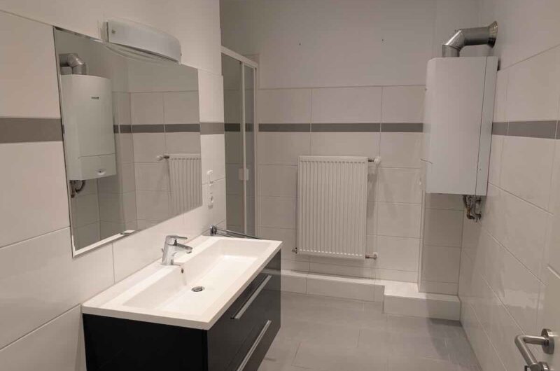 Geräumiges Badezimmer mit edlem, dunklem Waschtisch und eigener Gasetagenheizung in der Augustinerstraße.