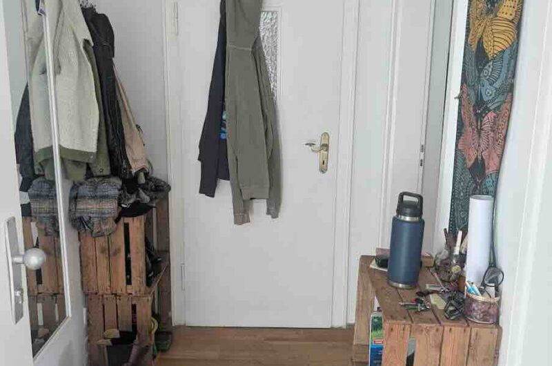 Einladender Eingangsbereich mit warmem Parkettboden in der Mietwohnung am Nürnberger Jakobsplatz – ideal für einen aktiven Lebensstil – Maderer Immobilien