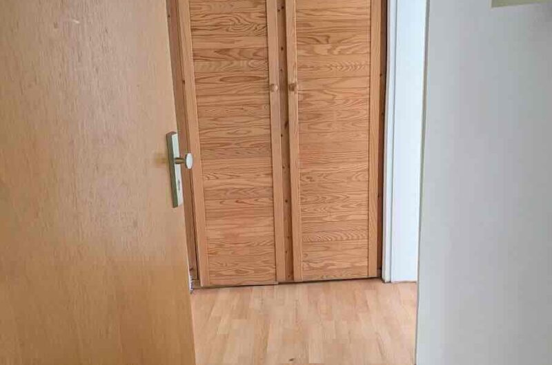 Eingangsbereich der Wohnung mit praktischen Einbauschränken als Abstellnische im Flur.