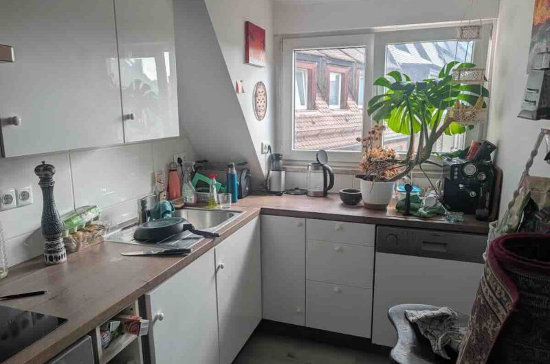 Voll ausgestattete Küche mit großem Fenster und viel Platz für gesunde Ernährung in der Nürnberger Altstadt – Maderer Immobilien