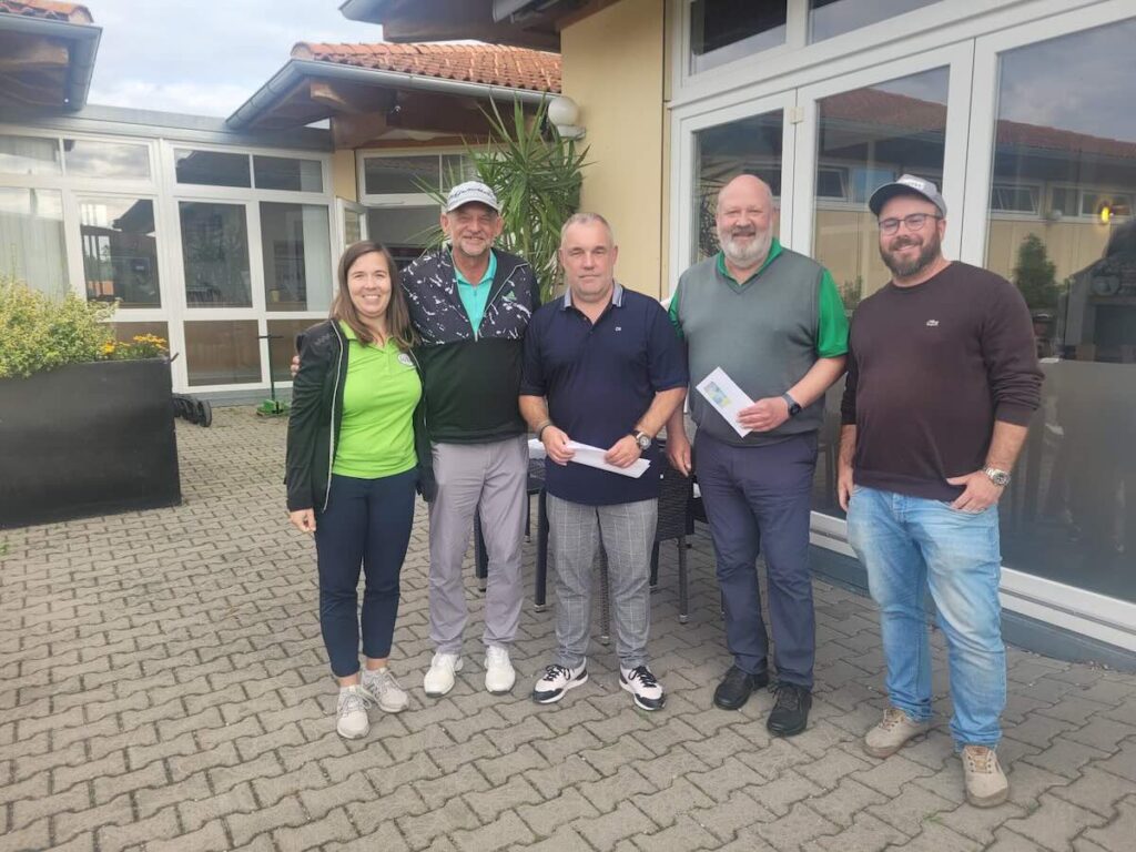 Christian Baier Und Helmut Karl Teilen Sich Nach Präzisen Schlägen Den 120 Euro Birdiepool.