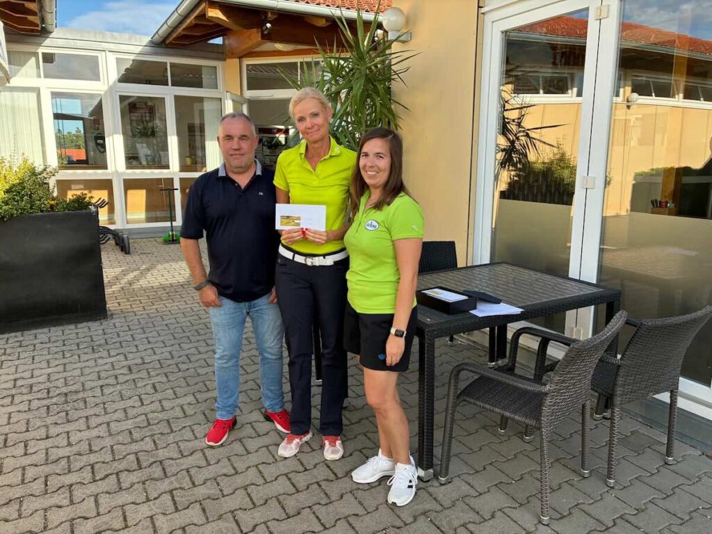Maderer-immobilien-montagsturnier-nuernberg-brutto-damen-sabine-haerle-18 | Maderer Immobilien Sabine Härle Freut Sich über Den Brutto-sieg Der Damen Beim Maderer Immobilien / Umzüge Pusl Montagsturnier.