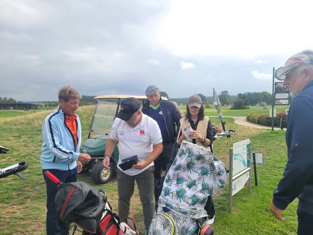 Der Sponsorenflight Von Maderer Immobilien Und Umzüge Pusl Bespricht Die Taktik Beim 19. Montagsturnier Auf Der Golfrange Nürnberg.