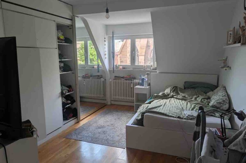 Ruhiges, helles Schlafzimmer mit charmanten Schrägen, praktischem Einbauschrank und Parkettboden in Nürnberg – Maderer Immobilien