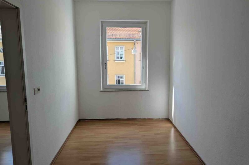 Lichtdurchflutetes Schlafzimmer mit pflegeleichtem Laminatboden in Nürnberg.