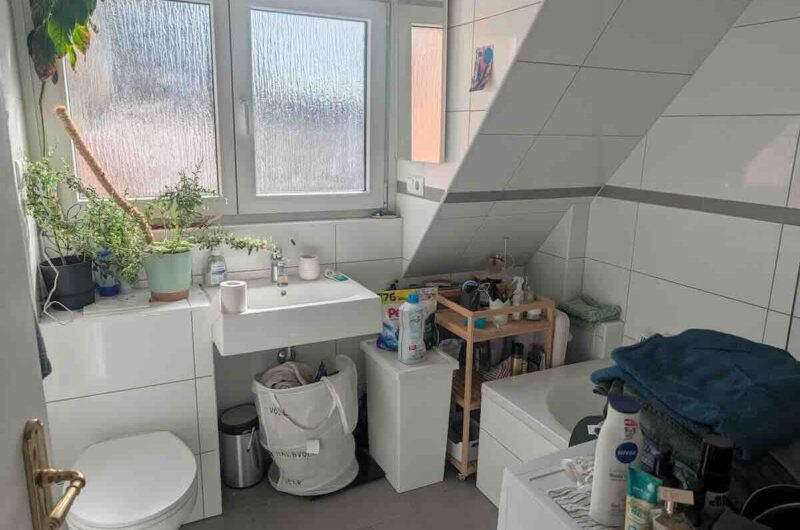 Gepflegtes Tageslichtbad mit Wanne für die perfekte Entspannung nach der Radtour im Nürnberger Umland – Maderer Immobilien