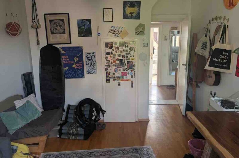 Weitläufiger Wohnbereich mit echtem Parkett und reichlich Platz für das Home-Office in Nürnberg – Maderer Immobilien