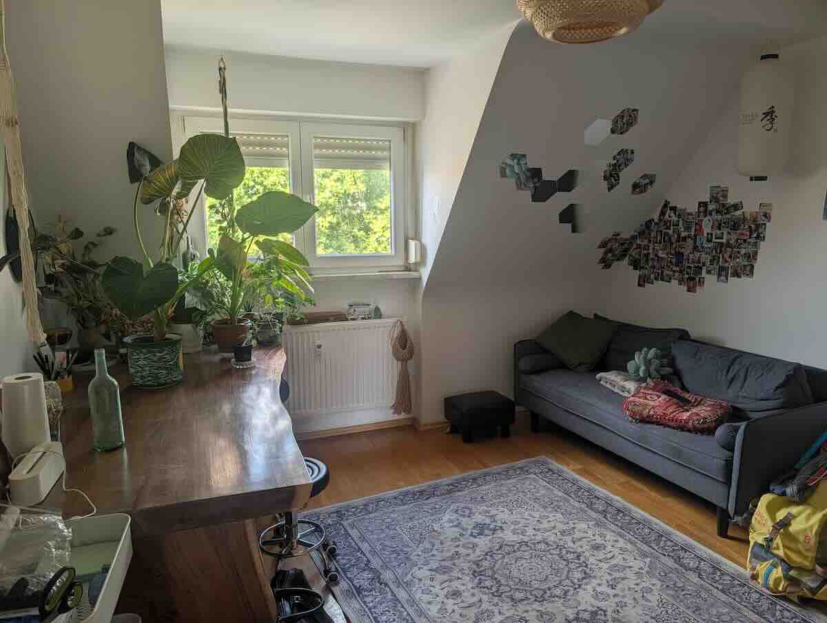 Wohnzimmer-dachschraege-nuernberg-altstadt | Maderer Immobilien Gemütliches Wohnzimmer Mit Viel Tageslicht Und Raum Für Entspannung Am Jakobsplatz – Maderer Immobilien