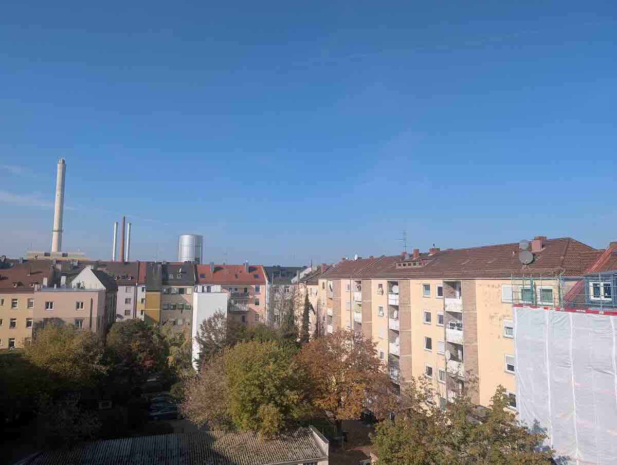 Aussicht-balkon-ueber-die-daecher-nuernbergs | Maderer Immobilien Weitblick über Die Dächer Von Nürnberg Vom Privaten Balkon Im 5. Obergeschoss – Maderer Immobilien.