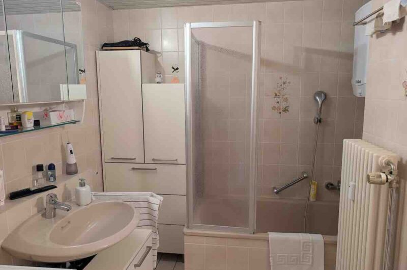 Zeitlos gefliestes Badezimmer mit Badewanne in der Nürnberger Kapitalanlage – Maderer Immobilien.