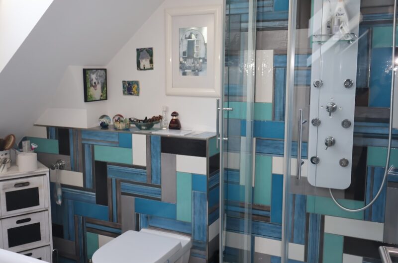 Hochwertig saniertes, barrierefreies Tageslichtbad aus 2023 mit bodenebener Dusche und Fußbodenheizung im Erdgeschoss in Nürnberg – Maderer Immobilien