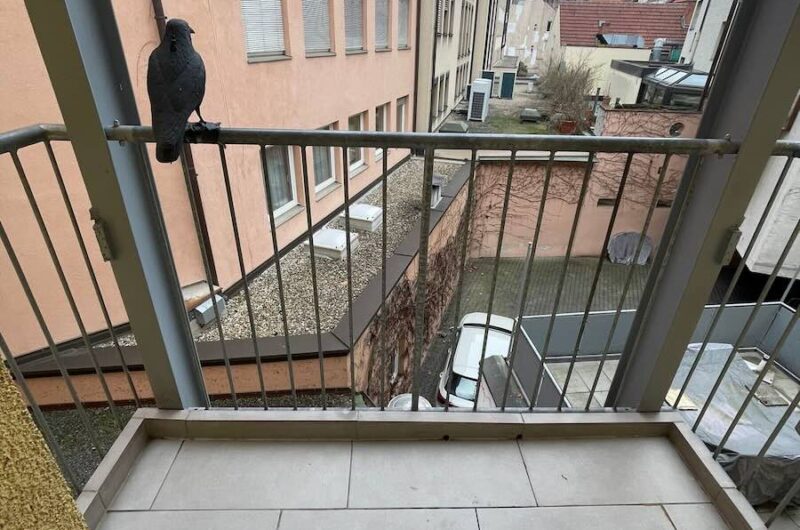 Ruhiger Balkon mit Blick in den Innenhof für entspannte Stunden nach der Radtour – Maderer Immobilien