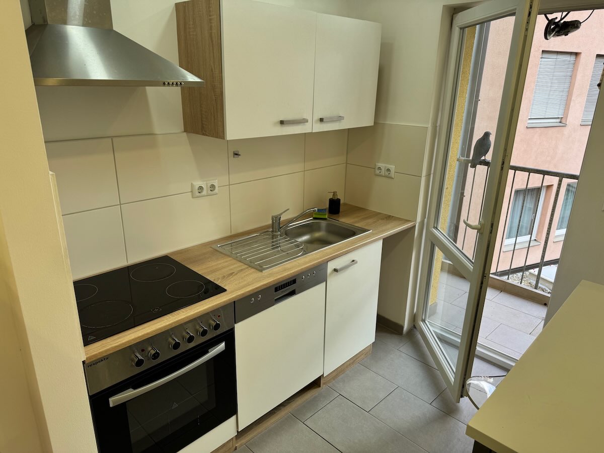 Einbaukueche-balkonzugang-nuernberg | Maderer Immobilien Moderne, Voll Ausgestattete Einbauküche Mit Direktem Zugang Zum Balkon in Nürnberg – Maderer Immobilien