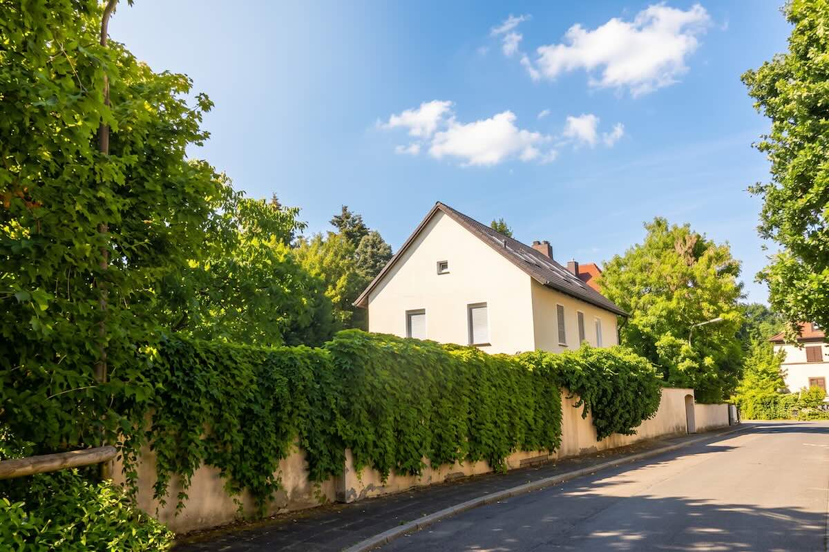 Einfamilienhaus-nuernberg-gleisshammer-strassenansicht | Maderer Immobilien Straßenansicht Des Freistehenden Einfamilienhauses Mit Idyllisch Eingewachsenem Grundstück in Nürnberg Gleißhammer – Maderer Immobilien