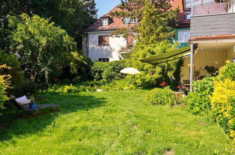 Weitläufiger und sonniger Süd-Garten des Einfamilienhauses in Nürnberg Gleißhammer, ideal für Familien – Maderer Immobilien