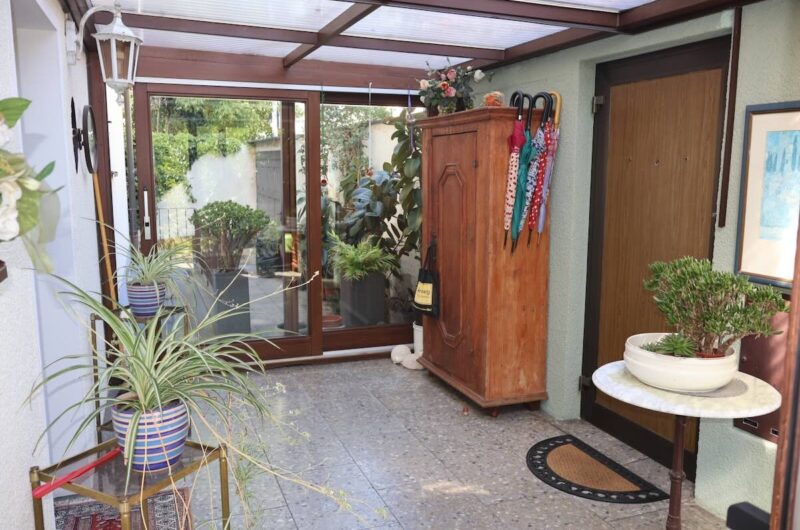 Empfang Wintergarten des freistehenden Einfamilienhauses mit idyllisch eingewachsenem Grundstück in Nürnberg Gleißhammer – Maderer Immobilien