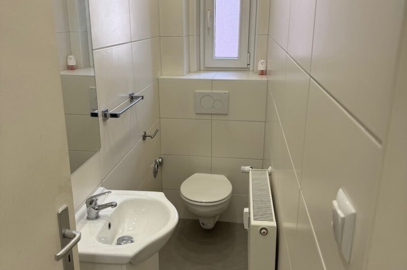 Praktisches, separates WC mit eigenem Tageslichtfenster in der City-Wohnung – Maderer Immobilien
