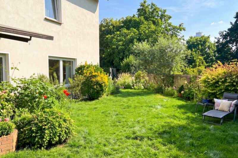 Gartenansicht des freistehenden Einfamilienhauses mit idyllisch eingewachsenem Grundstück in Nürnberg Gleißhammer – Maderer Immobilien