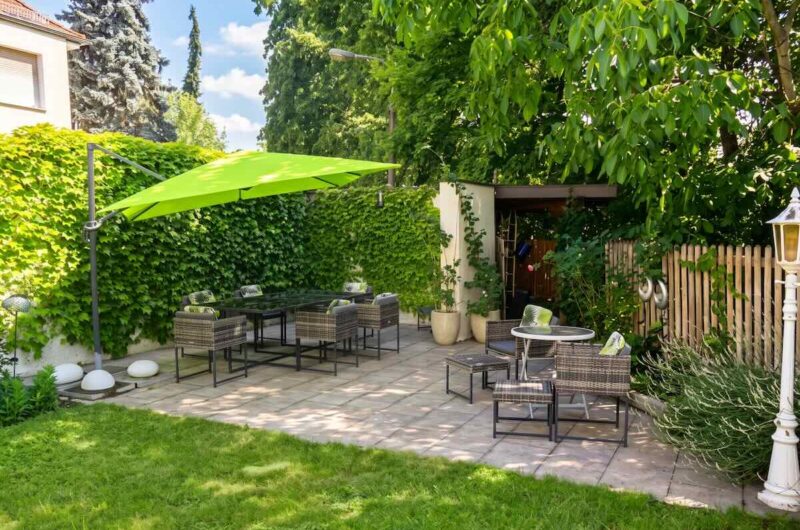 Großzügige, sichtgeschützte Gartenterrasse mit viel Platz für die Erholung nach der Feierabend-Radtour in Nürnberg – Maderer Immobilien