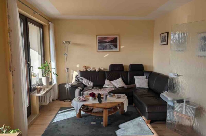 Lichtdurchflutetes Wohnzimmer mit direktem Zugang zum sanierten Balkon in Nürnberg – Maderer Immobilien.
