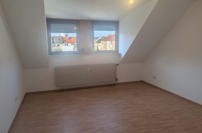 Lichtdurchflutetes Wohnzimmer der sanierten Dachgeschosswohnung in Nürnberg – der perfekte Rückzugsort nach einer ausgiebigen Radtour. Maderer Immobilien.