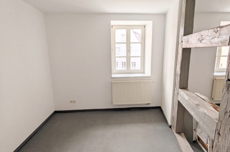 Gemütlicher Homeoffice-Bereich, clever abgetrennt durch historisches Fachwerk in der 2,5-Zimmer-Wohnung Schwabach – Maderer Immobilien.