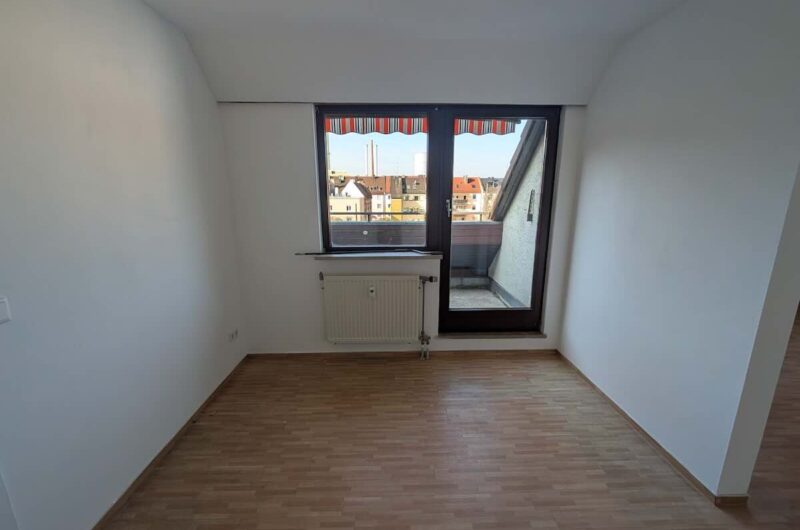 Das praktische halbe Zimmer mit direktem Zugang zum Sonnenbalkon, ideal als Homeoffice in Nürnberg – Maderer Immobilien.