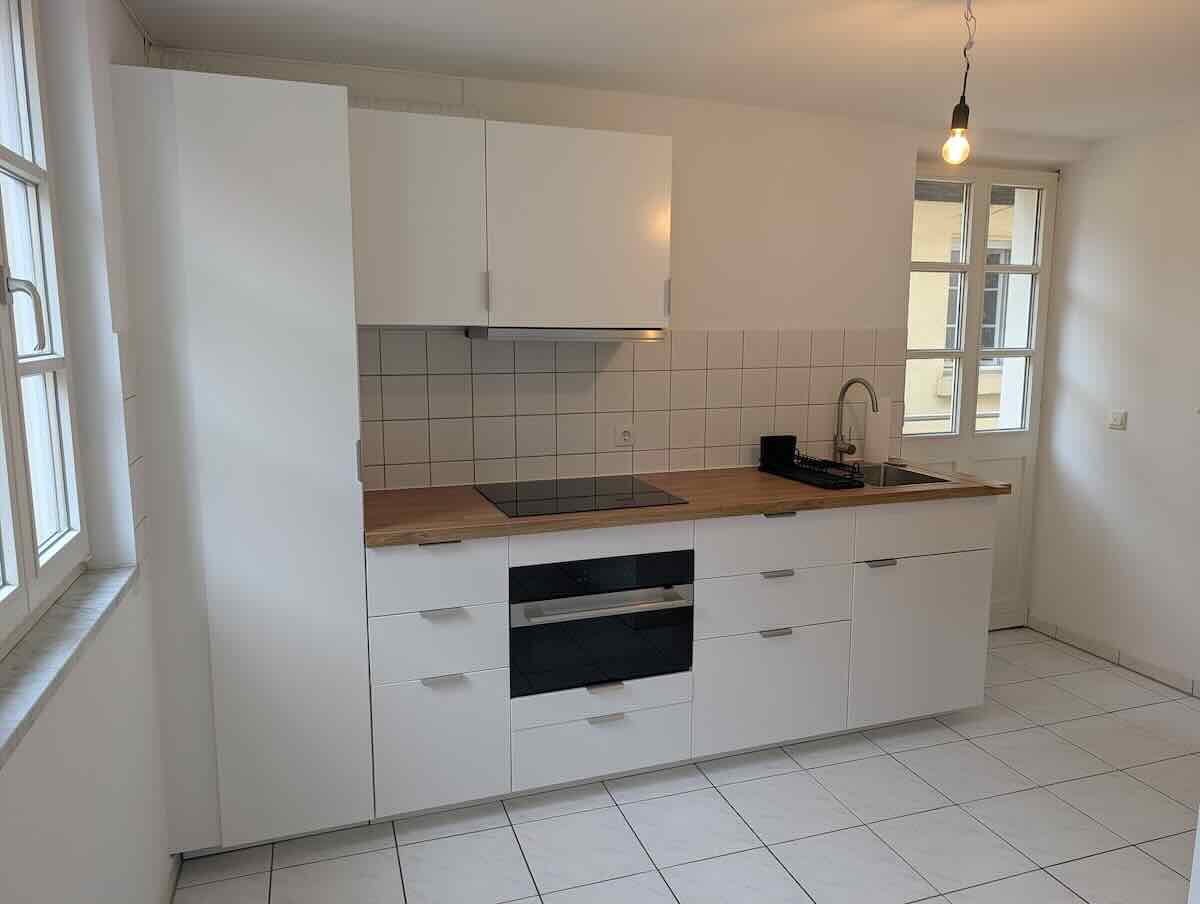 Voll Ausgestattete Küche in Der Schwabacher Altstadtwohnung Für Gesunde Mahlzeiten Nach Dem Golf-turnier – Maderer Immobilien.