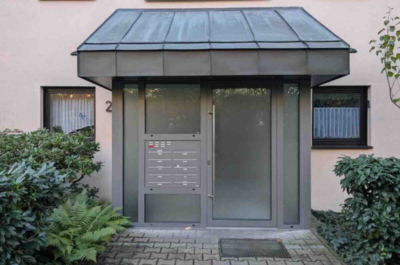 2023 erneuerter, repräsentativer Hauseingang mit moderner Klingelanlage im Nürnberger Mehrfamilienhaus – Maderer Immobilien.