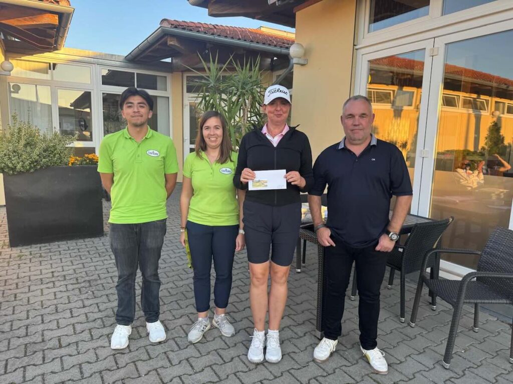 Petra Kindler Jubelt über Ihren Tagessieg in Der Netto Klasse B Beim Großen Saisonfinale.