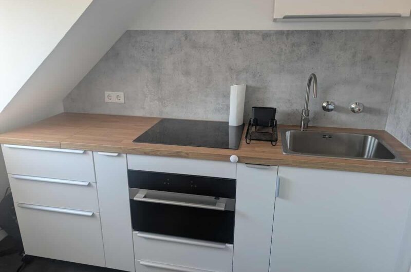 Komplett neue, moderne Einbauküche mit Induktionskochfeld in der Nürnberger Mietwohnung für eine gesunde, aktive Ernährung – Maderer Immobilien.