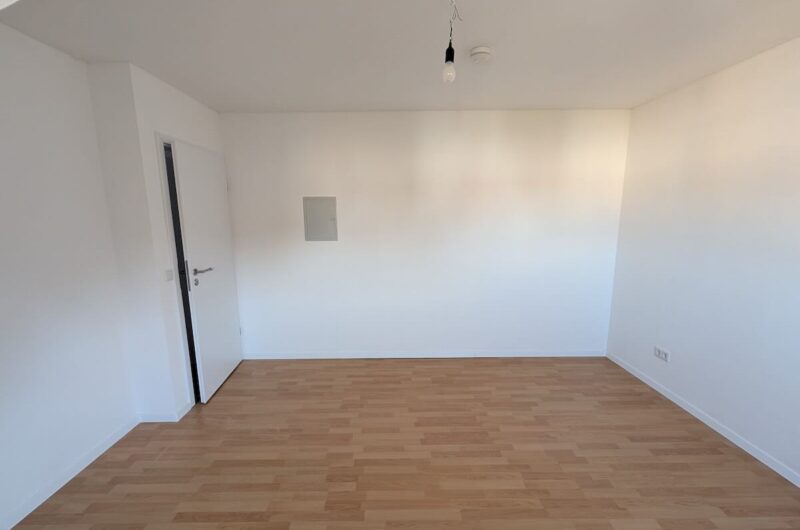 Helles Schlafzimmer mit ausreichend Platz für Ihre Erholung in Franken – Maderer Immobilien.