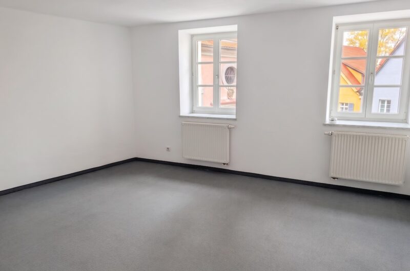 Großzügiges Schlafzimmer mit stilechten Sprossenfenstern im 1. Obergeschoss in Schwabach – Maderer Immobilien.