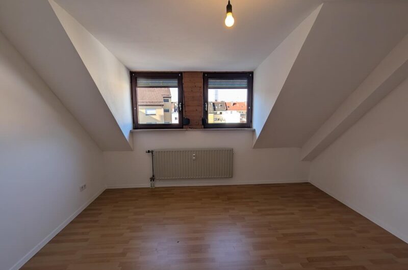 Ruhiges und gemütliches Schlafzimmer mit charmanten Dachschrägen in der Nürnberger Südstadt – Maderer Immobilien.