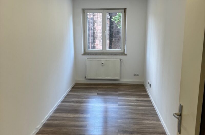 Helles Schlafzimmer mit edlem Parkettboden und integrierten Deckenspots im Nürnberger Zentrum – Maderer Immobilien