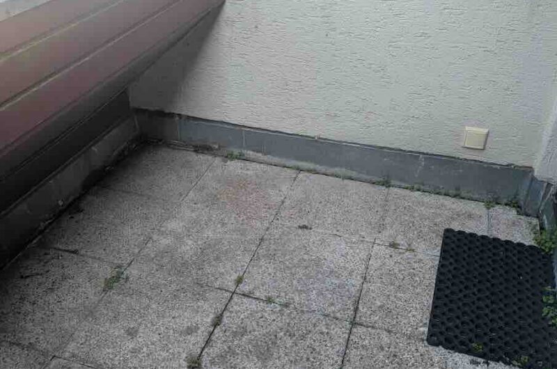 Kleiner, gemütlicher Sonnenbalkon der Nürnberger Mietwohnung für entspannte Stunden an der frischen Luft – Maderer Immobilien.