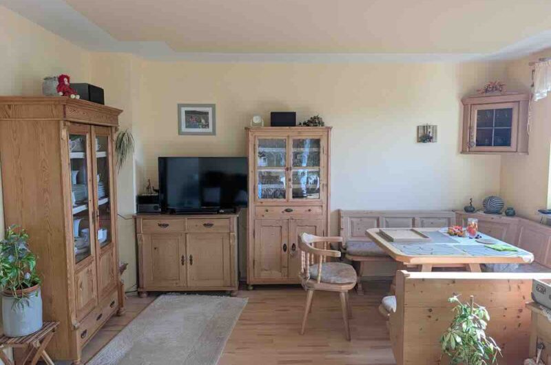 Großzügiger Wohn- und Essbereich mit Echtholz-Laminat in der Nürnberger Kapitalanlage – Maderer Immobilien.