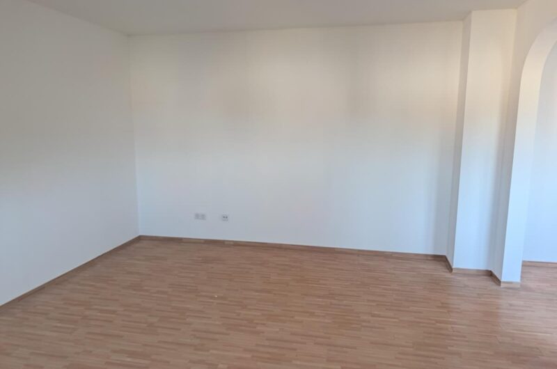 Großzügiger Wohnbereich mit modernem Boden in Nürnberg, ideal für entspanntes Wohnen und Bewegen – Maderer Immobilien.