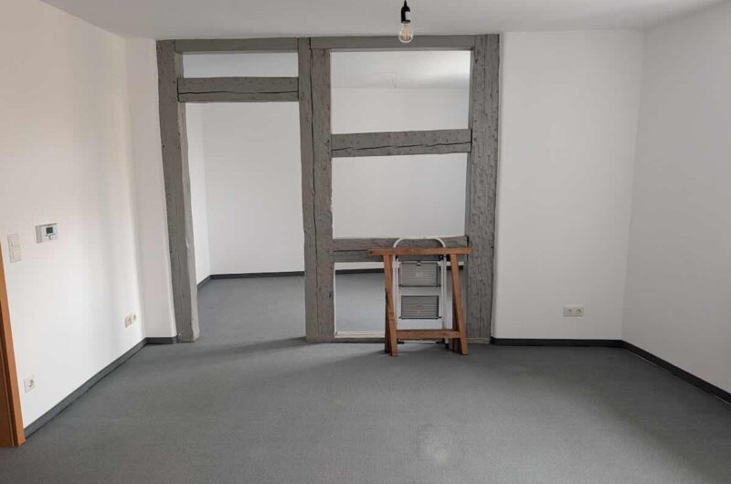 Charmanter Wohnbereich mit rustikalem, freigelegtem Sichtfachwerk als optisches Highlight in der Schwabacher City – Maderer Immobilien.